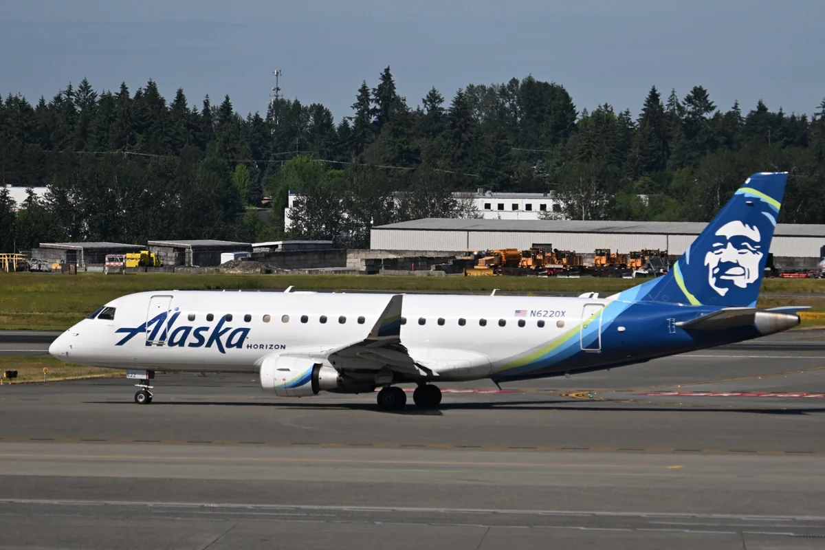 An Alaska Airlines Horizon jet taxiing at the airport